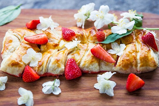 Guarda il video della Treccia di pasta sfoglia alle fragole