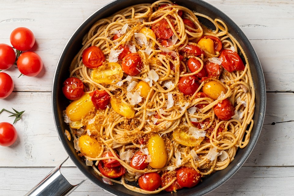 Spaghetti estivi con pomodorini e pane tostato ricetta