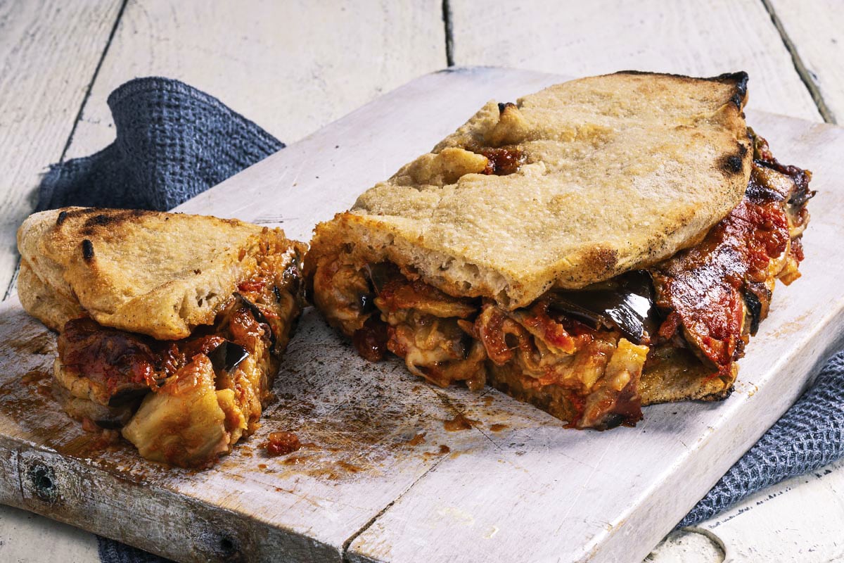 Pizza baciata con parmigiana di melanzane ricetta