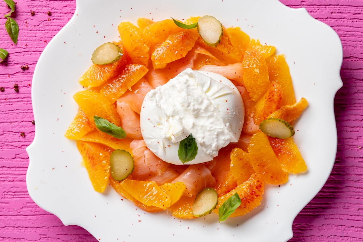 Insalata di salmone e arance con burrata ricetta